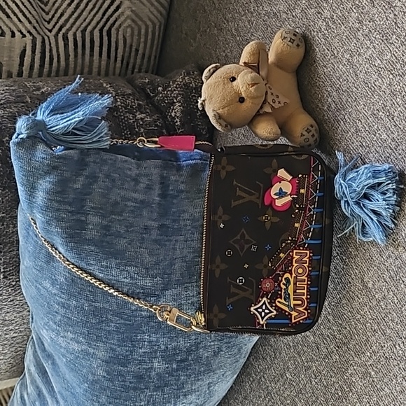 Authentic Louis Vuitton pochette limited edition Vivienne Christmas Monogram - Picture 5 of 6